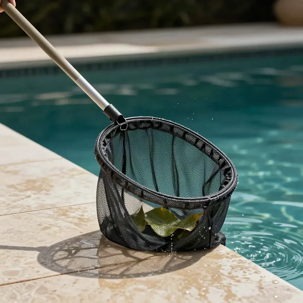 Retino per foglie profondo con manico telescopico, bagnato a bordo piscina con schizzi e foglie